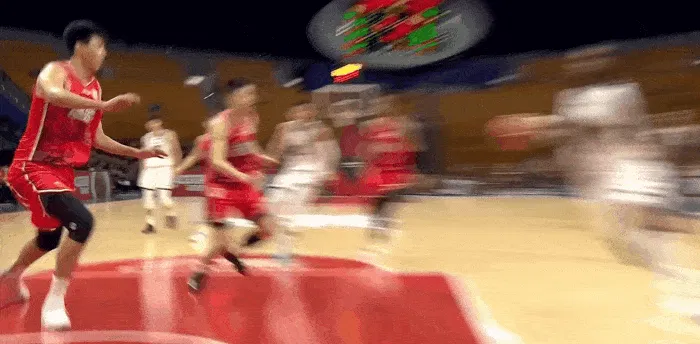 开云-内线防守支柱！克里斯带球突破上篮，徐昕直接大帽扇飞出界