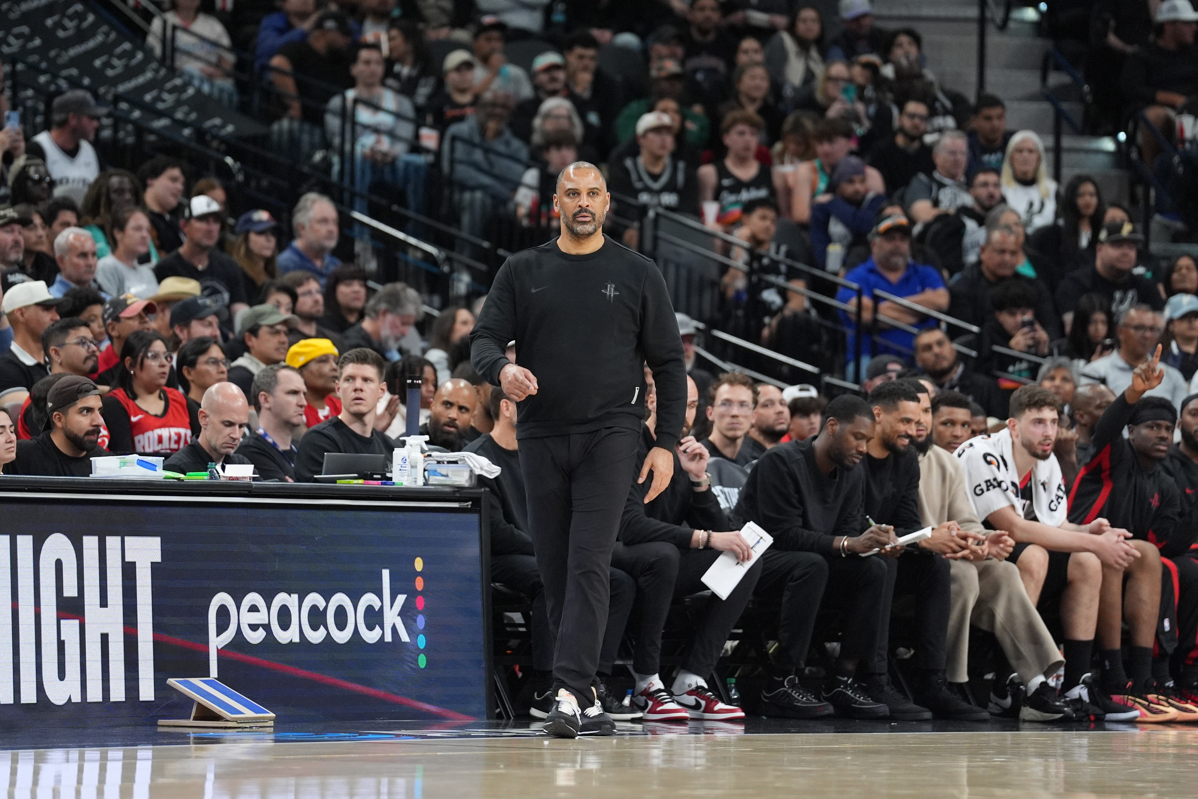 开云-解说：火箭外线没有三分威胁牵制 空间问题又一次导致失利