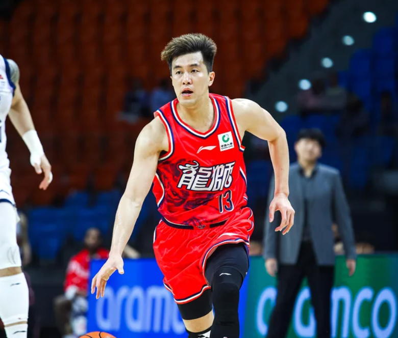 kaiyun-郭艾伦被担架抬出场，或是生涯最后一战，球迷：不希望就此退役