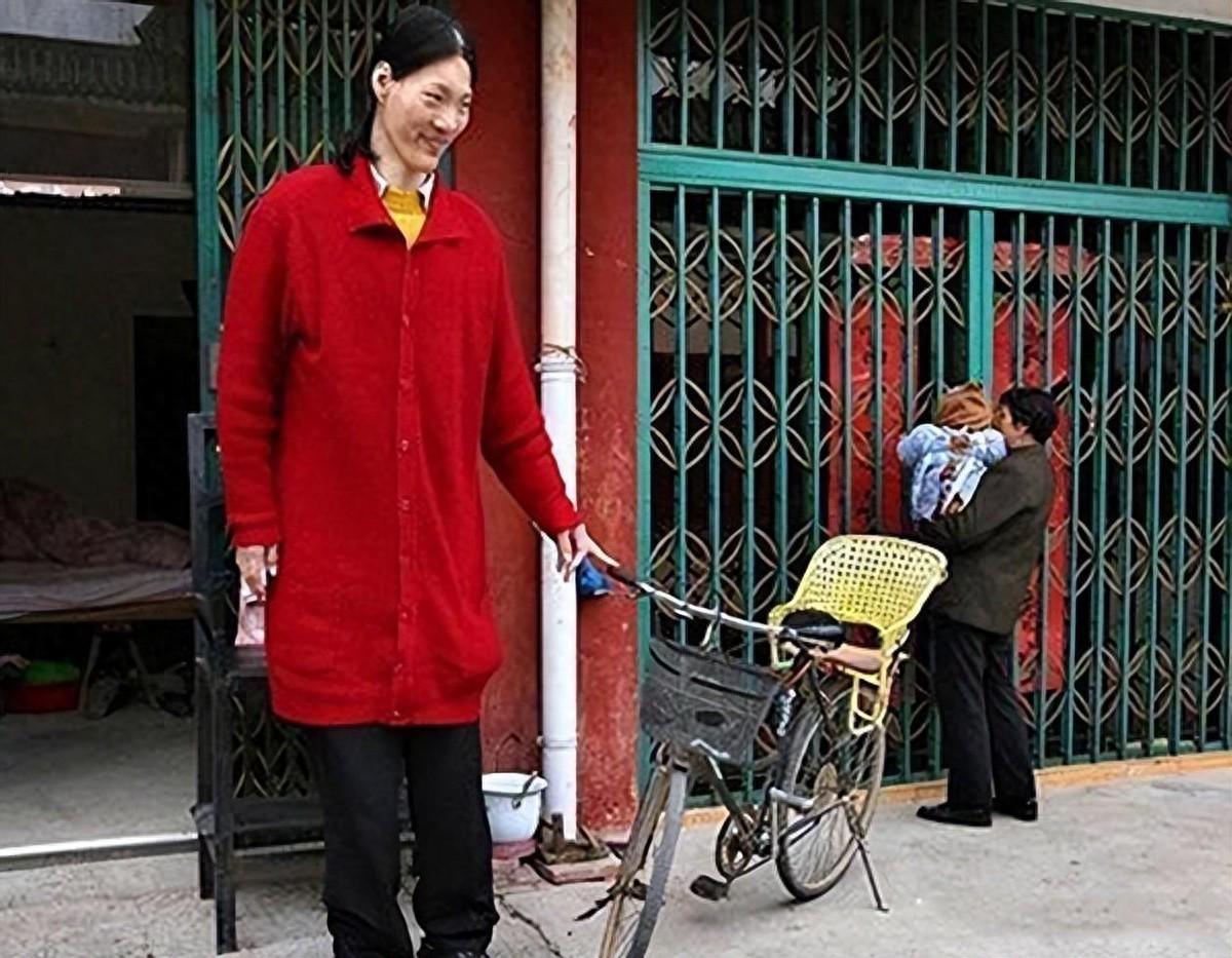 开运体育官网-世界第一女巨人来自中国安徽，穿78码的鞋子，一顿饭吃六碗炒面